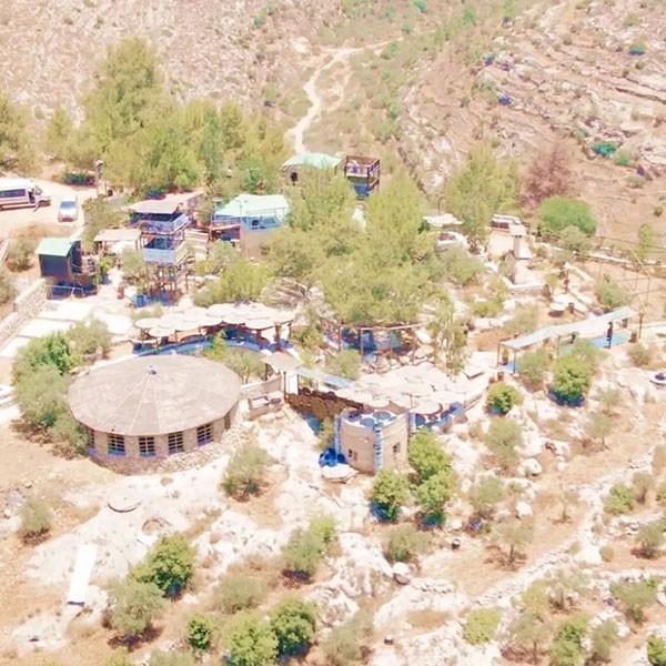 المشرق للتأمين تستثمر ومنتدى شارك الشبابي في شق طريق الريسان